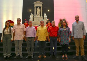 Delegación del ELN dio un paseo por el Mausoleo del Libertador en Caracas antes del diálogo con Gobierno colombiano