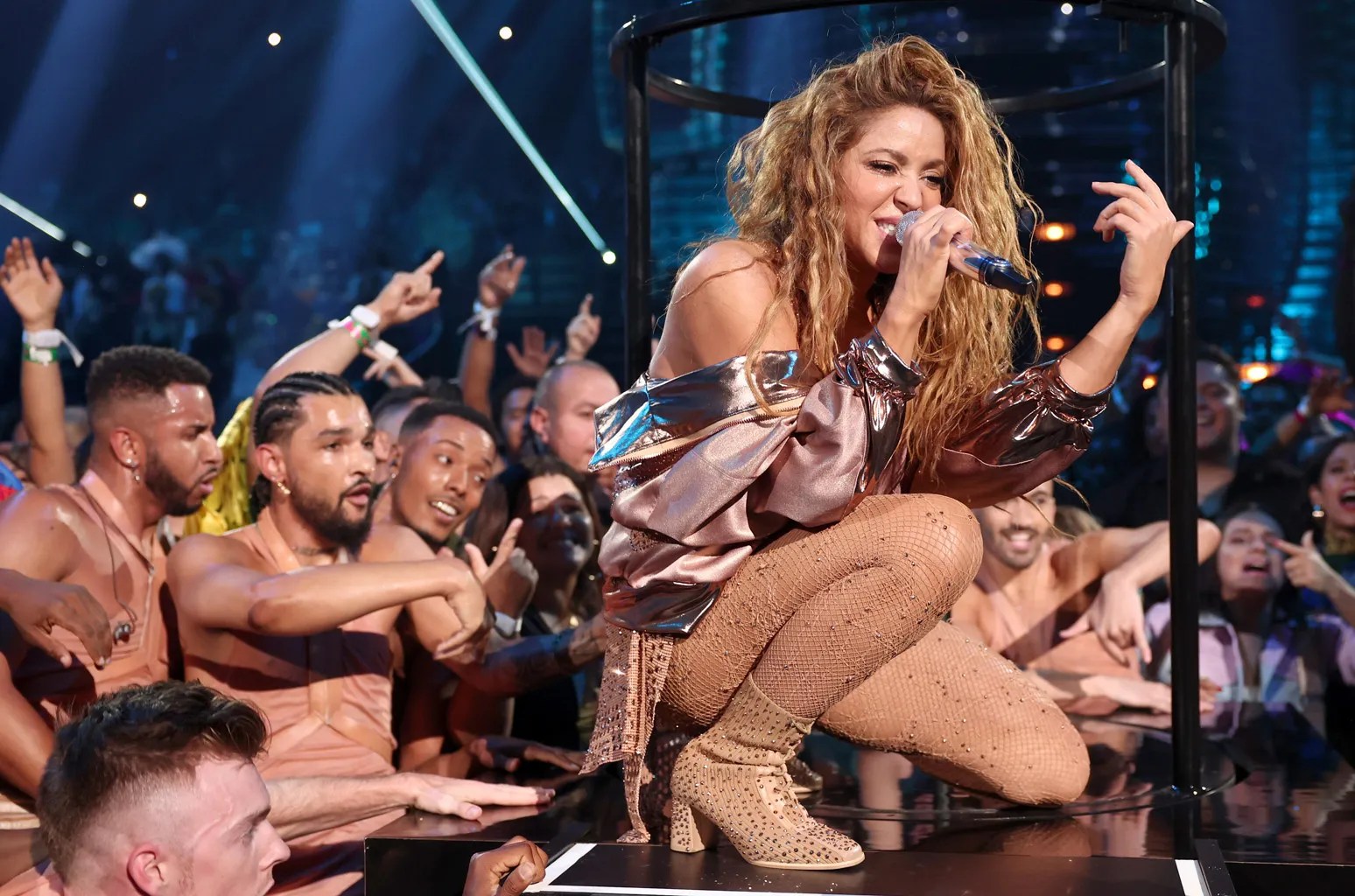 Shakira anuncia “Las mujeres no lloran”, su nuevo disco creado con su “manada de lobas”