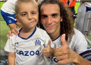 Un año de prisión para los agresores de un niño enfermo de cáncer en un estadio francés