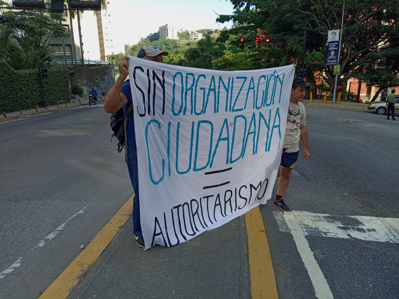 Vecinos de El Cigarral salieron a protestar por caos generado con la construcción de tienda por departamento