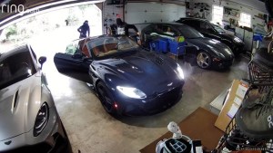 Captan cómo dos ladrones golpean a hombre en garaje de Connecticut para robar un Aston Martin (VIDEO)