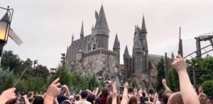 El emotivo homenaje a Michael Gambon en el parque temático de “Harry Potter” en Orlando (Video)