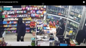 VIDEO: Robaron tres bodegas de Queens en pocos minutos… con un arma falsa