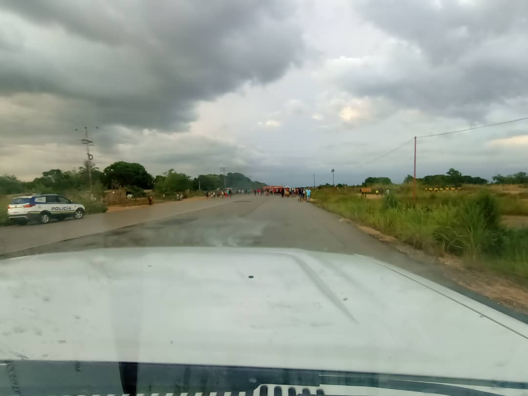 Trancan carretera en Anzoátegui para exigir libertad de indígenas acusados de presunto tráfico de combustible