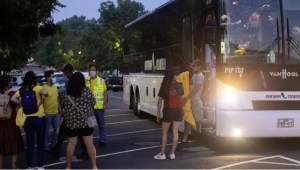 Buses con decenas de migrantes, muchos de ellos venezolanos, llegan cada día a Chicago