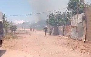 Vecinos de Cumaná luchan con un incendio sin la ayuda de los bomberos (Video)