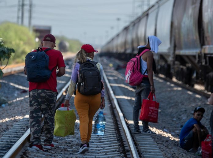 Paro de trenes deja a cientos de migrantes, en su mayoría venezolanos, varados en México