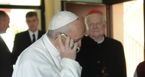 El papa Francisco mostró su cercanía a todos los habitantes de Gaza en una llamada al párroco local