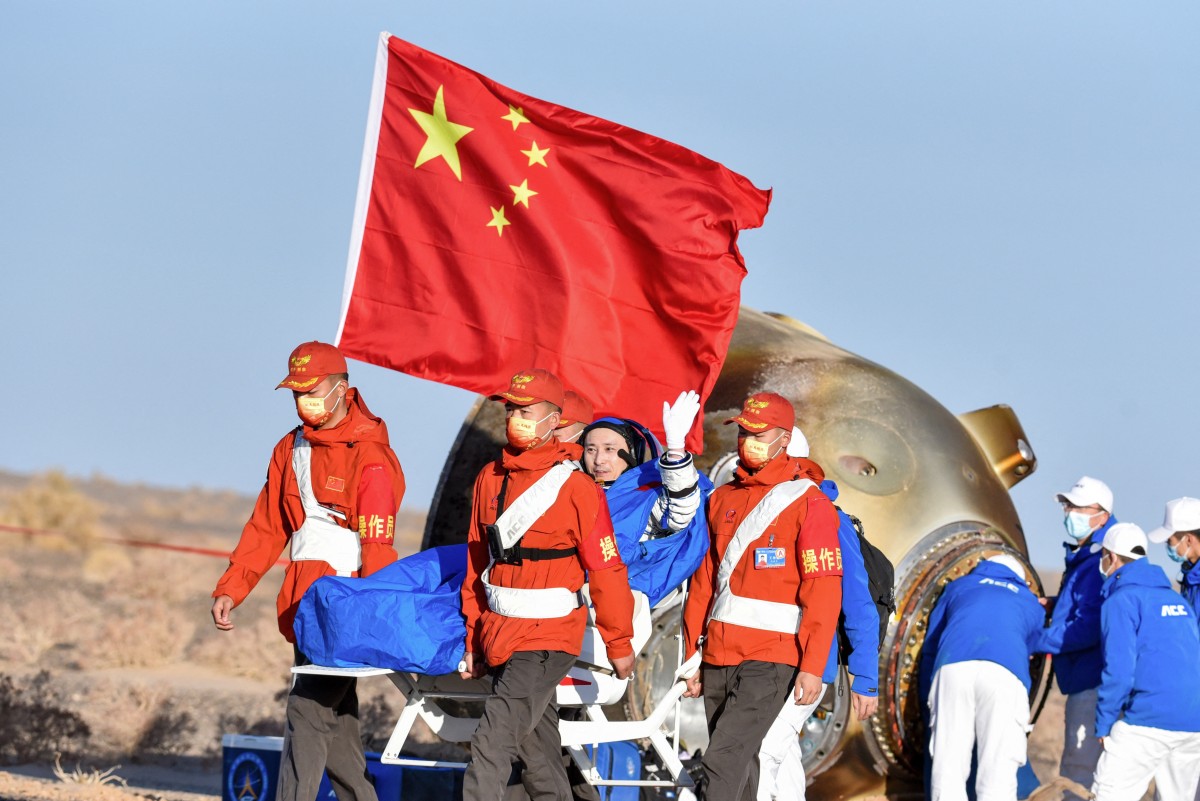 Astronautas chinos regresan de misión “exitosa” en la estación espacial