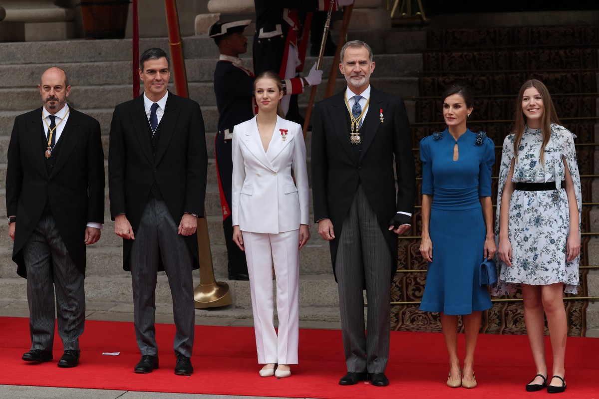 La princesa Leonor se corona en estilo con traje blanco muy “Letizia” y tacones