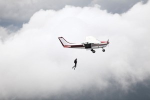 Tragedia en Florida: Paracaidista murió después de aterrizar en el patio de una casa