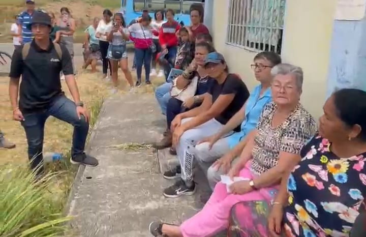 Alcalde de Junín en Táchira enfrentó a chavistas que sacaron máquina del CNE (VIDEO)