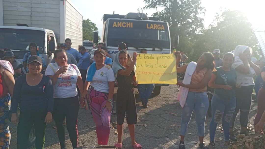 Merideños cansados de los apagones trancaron la Panamericana en Guayabones