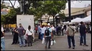 EN VIDEO: decenas de caraqueños esperan en la plaza Brión de Chacaíto para emitir su voto este #22Oct