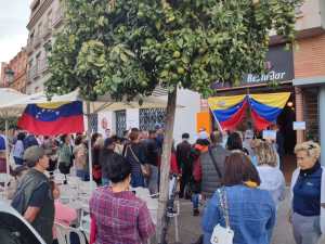 Venezolanos salieron en Málaga para ejercer su derecho al voto en la Primaria este #22Oct (Imágenes)