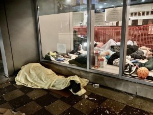 Frío del invierno agudiza la crisis de migrantes venezolanos en Chicago: duermen en carpas y pisos de comisarías