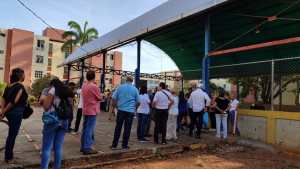 Larenses colman centros votación a primera hora de este #22Oct (IMÁGENES)