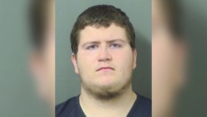 Policía detuvo a joven de 19 años al encontrar amenazas escritas de tiroteos durante un punto de control en Florida