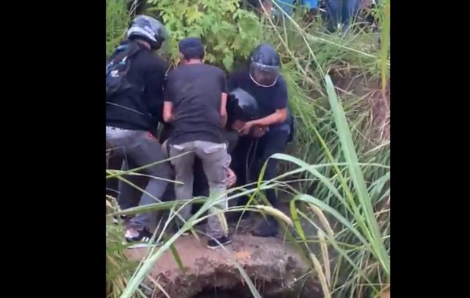 Vecinos rescataron a motorizado que cayó a una quebrada en Macaracuay (Video)