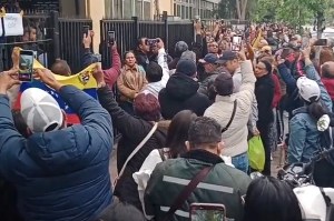 Venezolanos en Chile entonan el Himno Nacional mientras esperan en la colas para votar en la Primaria (Video) 