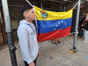 El frío, nuevos albergues y el “clima” de rechazo hace difícil el camino a inmigrantes venezolanos en Nueva York