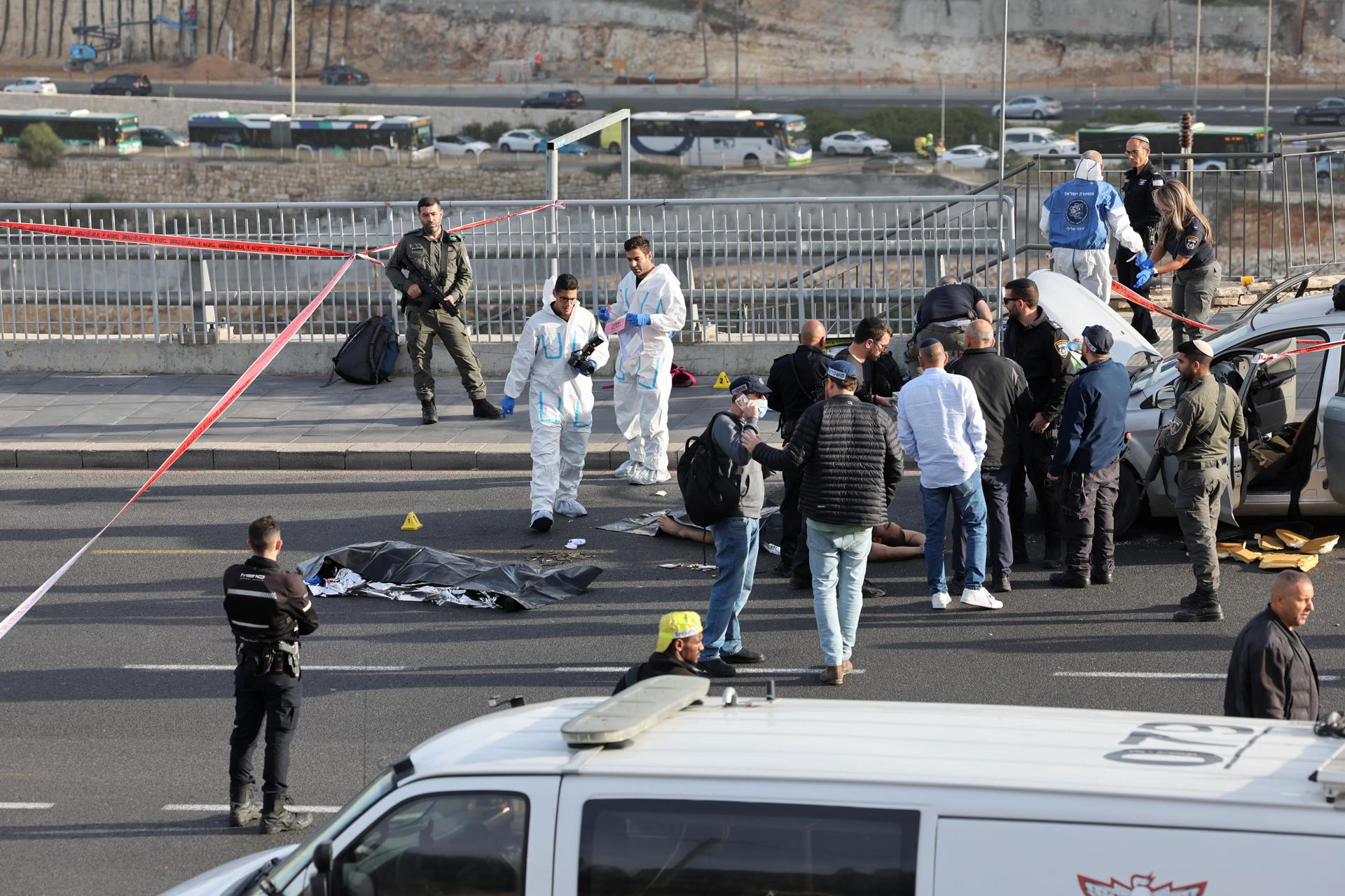 En VIDEO: El momento en el que dos terroristas disparan contra civiles en Jerusalén