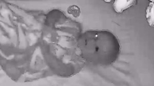 El impactante descubrimiento que hizo una mujer en Utah al ver uno de los ojos de su bebé en el monitor (VIDEO)