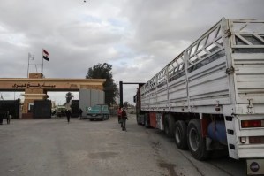 Entran los primeros camiones con ayuda humanitaria desde Egipto a Gaza
