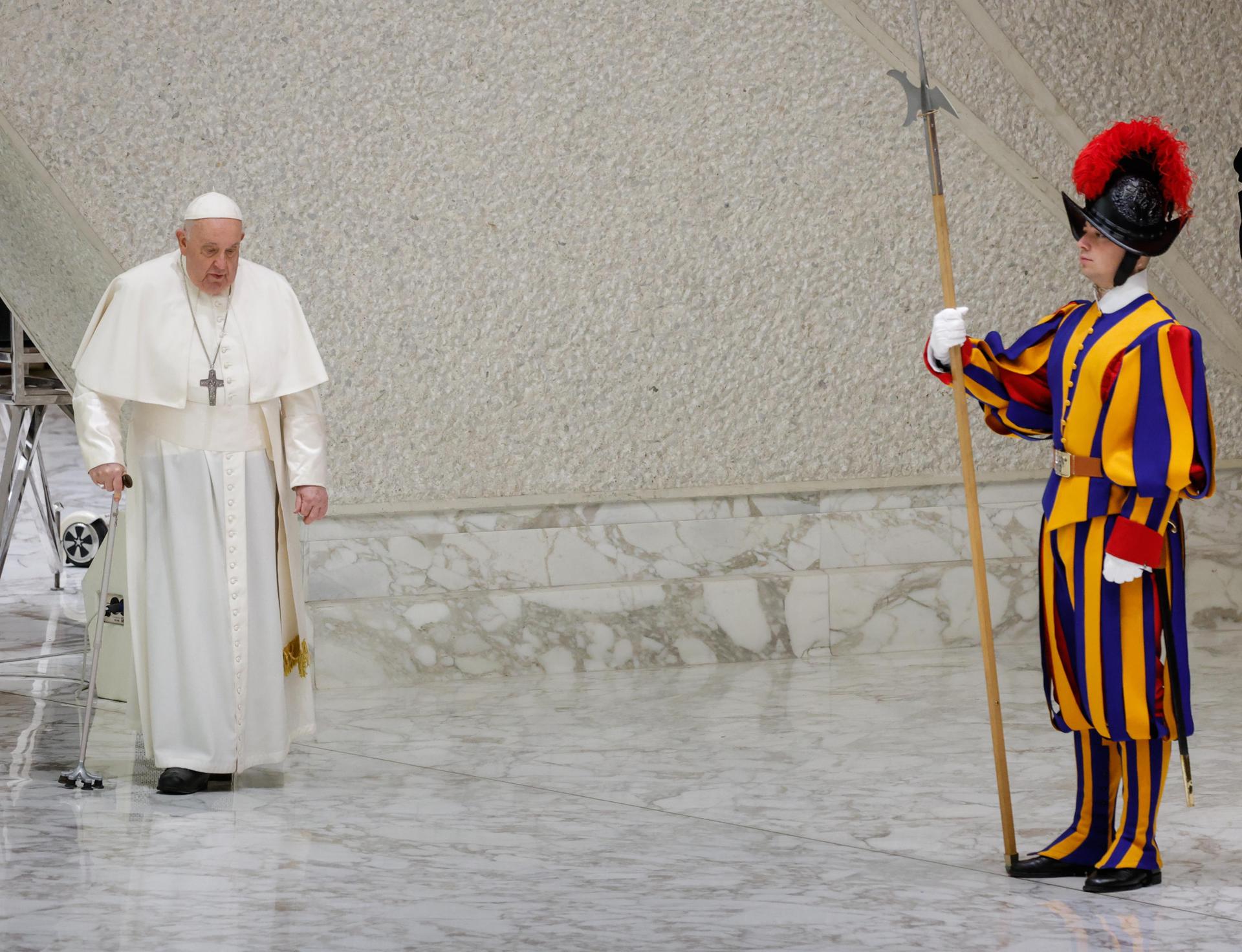El papa Francisco dice que sufre “una bronquitis muy aguda, infecciosa”, pero que ya no tiene fiebre