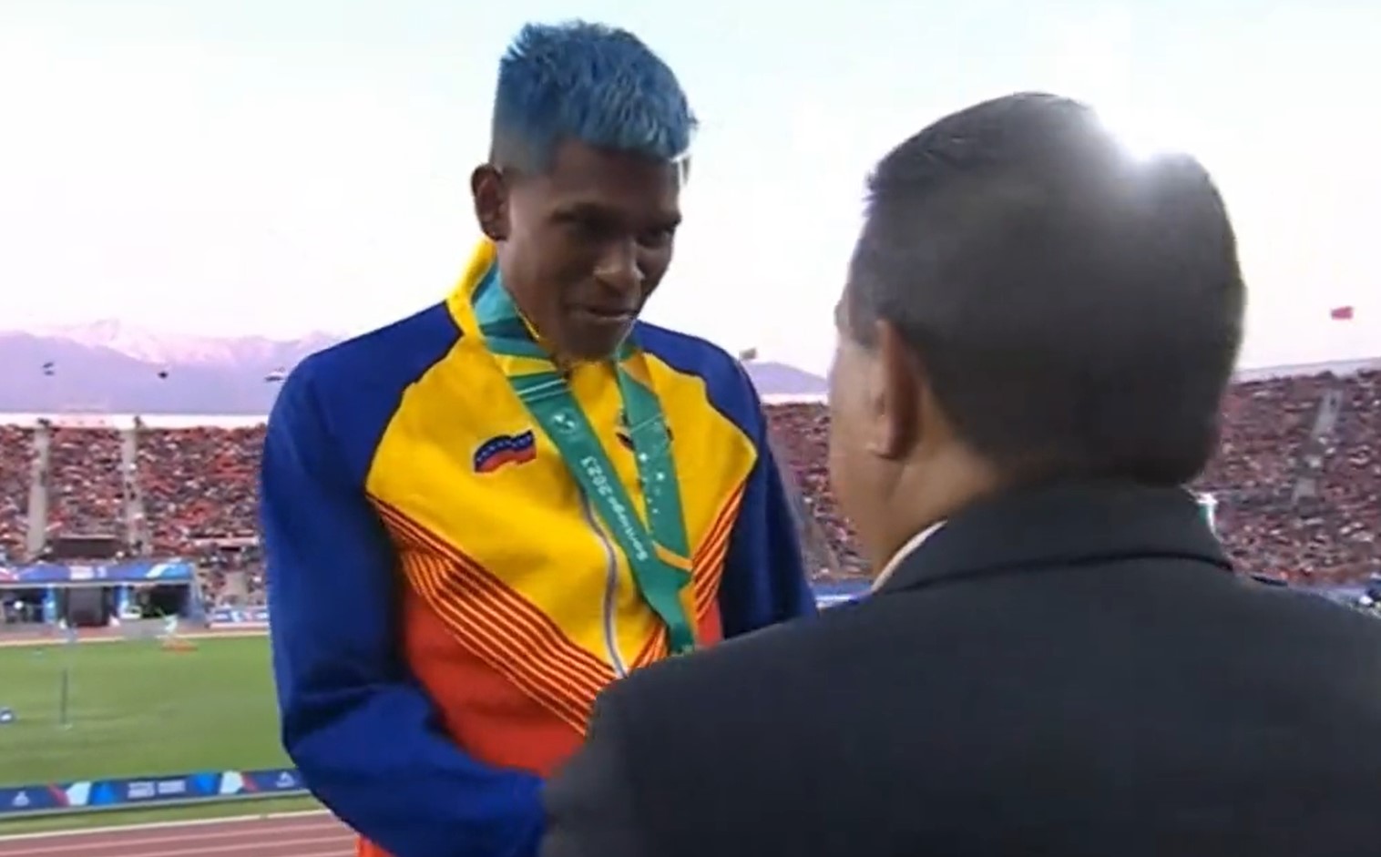 Campeón José Maita enfrenta a dirigente de la Federación Venezolana de Atletismo en pleno podio de premiación (VIDEO)