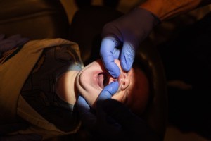 El floreciente negocio de cortar la lengua de los bebés en Idaho
