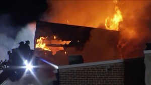 VIDEO impactante: Un gran incendio arrasa una antigua estación de bomberos en Washington