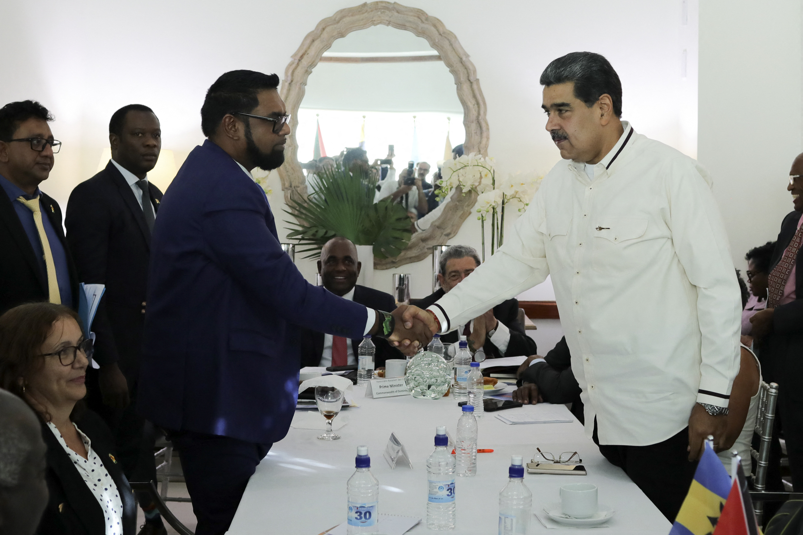Presidente guyanés presumió en las narices de Maduro una pulsera con un detalle clave