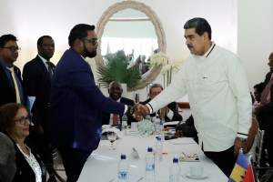 Presidente guyanés presumió en las narices de Maduro una pulsera con un detalle clave