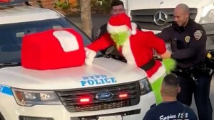 El Grinch se intentó robar la Navidad en Nueva York, pero fue atrapado por la policía (VIDEO)