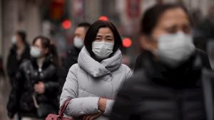 China minimiza los brotes respiratorios y afirma que “se deben a patógenos conocidos”