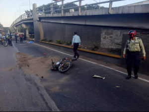 EN VIDEO: motorizados fallecieron tras estrellarse contra un elevado en La Guaira este #19Dic