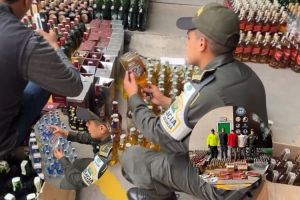 Miles de botellas incautadas y siete detenidos tras una redada contra bandas que adulteran licor en Bogotá