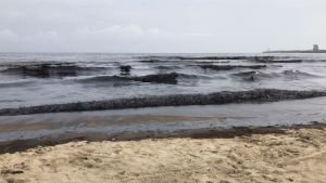 Desbordamiento de laguna de oxidación de la refinería El Palito contamina playas aledañas
