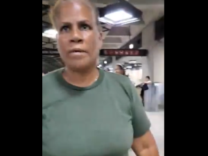 Video viral: Miliciana del Metro de Caracas golpeó a un ciudadano  por este insólito motivo