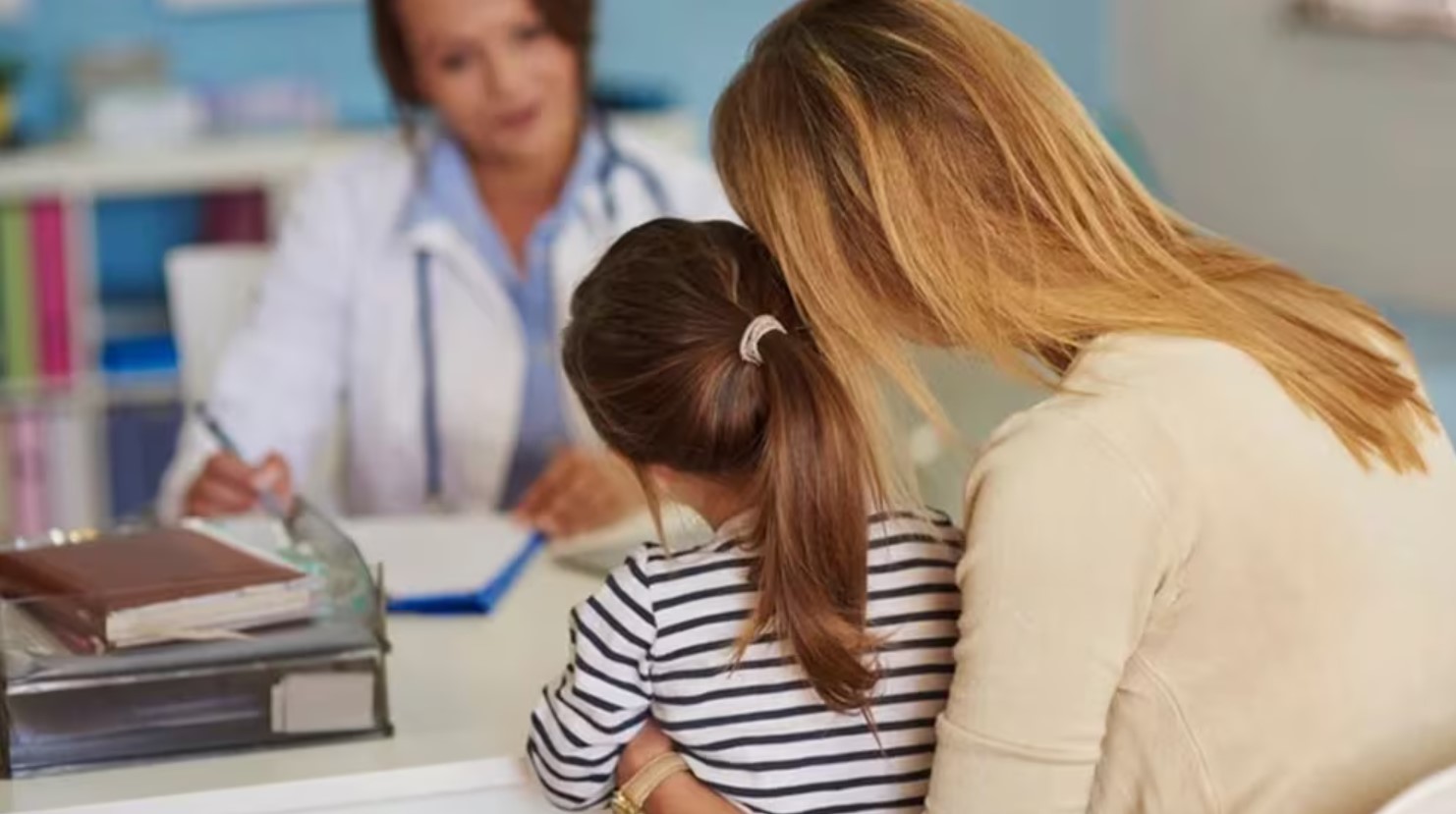 En qué consiste “la prueba del salto” que muchos pediatras usan para diagnosticar apendicitis en niños