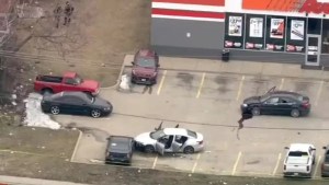 Tiroteo en Illinois: varias personas fueron baleadas frente a una tienda de repuestos de automóviles