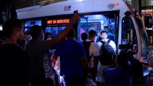 Texas envía más de mil migrantes en autobús hacia Nueva Jersey en el último fin de semana