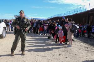 Senadores negocian un acuerdo para cerrar la frontera de EEUU si aumentan los cruces de inmigrantes