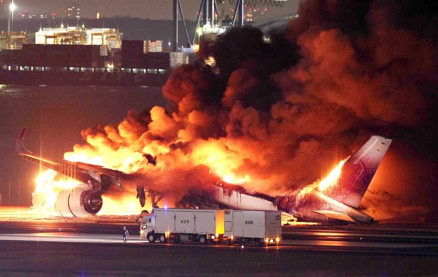 ¿Cómo fue la milagrosa evacuación del avión accidentado en Tokio?