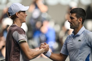 Jannik Sinner hizo historia: venció en semifinales de Australia a Novak Djokovic, 10 veces ganador del torneo