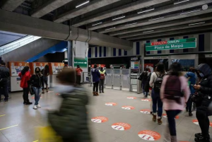 Chile reabre emblemática estación del metro cerrada desde el estallido social de 2019