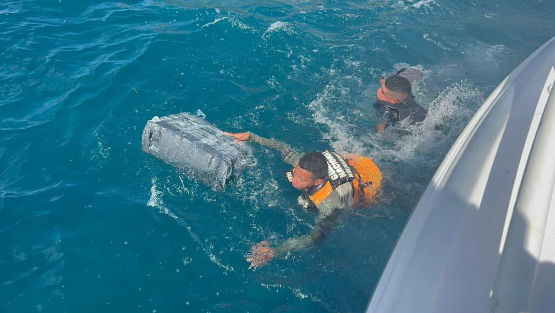 Hallaron más de 50 panelas de marihuana flotando en las costas de Los Roques (Fotos)