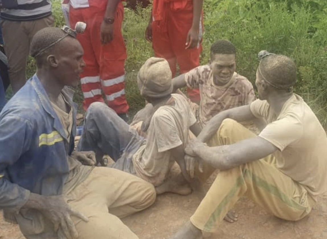 Rescataron con vida a once mineros atrapados durante cuatro días en yacimiento de oro en África