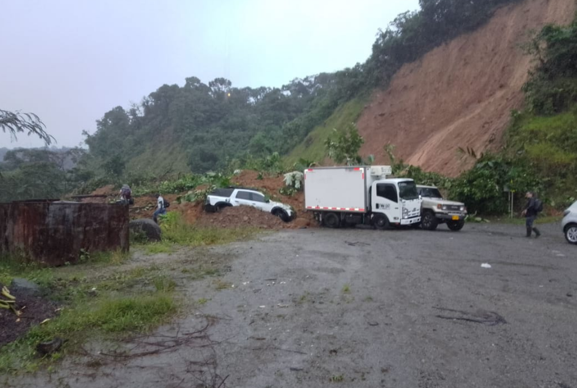 Derrumbe de tierra atrapó a decenas de personas que se resguardaban de la lluvia en Colombia